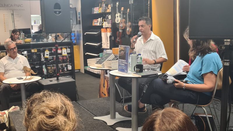 Luis Garcia a explicar cibersegurança ao público durante a FNAC Talk