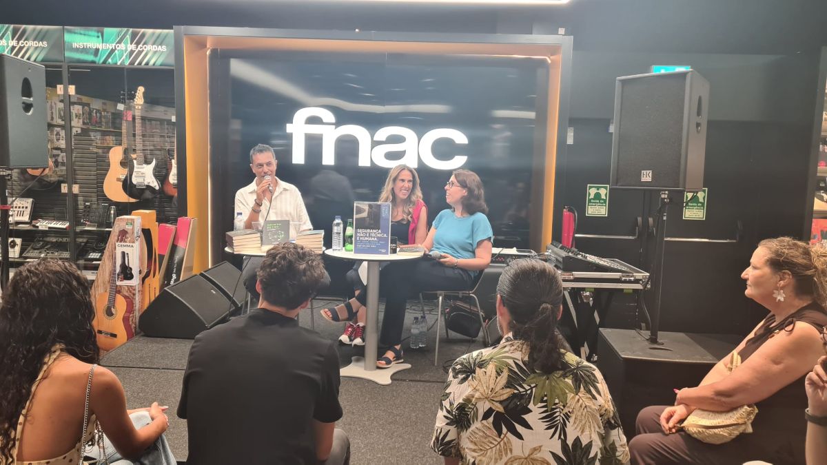 Luis Garcia a falar na FNAC Talk sobre o livro Hack3r Det0x, com duas convidadas e público